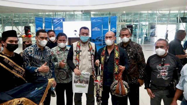 Gubernur Nusa Tenggara Barat (NTB) Zulkieflimansyah beserta Gubernur Nusa Tenggara Timur (NTT) Viktor Bungtilu Laiskodat saat tiba di Bandar Udara Sepinggan Balikpapan, Minggu (13/03/2022). (Istimewa)