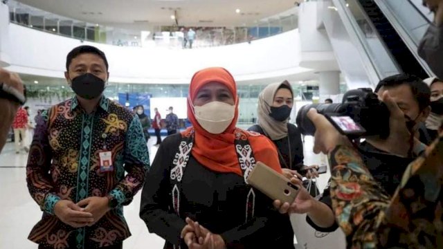 Gubernur Jawa Timur Khofifah Indar Parawansa Saat Tiba di Bandara Udara Sepinggan Balikpapan, Minggu (13/03/2022). (Istimewa)