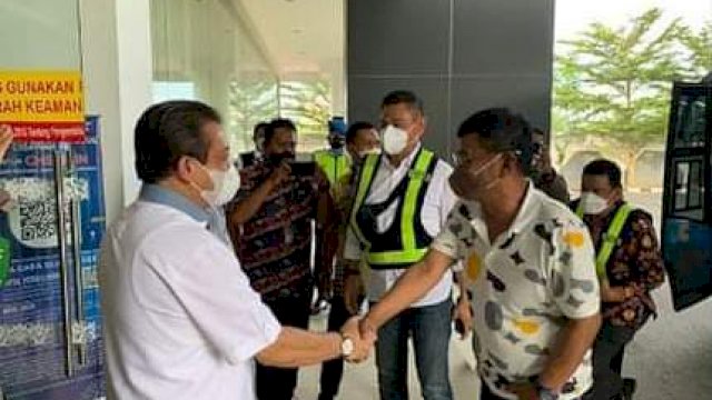 Wakil Gubernur Kaltim Hadi Mulyadi menyambut langsung Gubernur Sulteng Rusdi Mastura.(Istimewa)