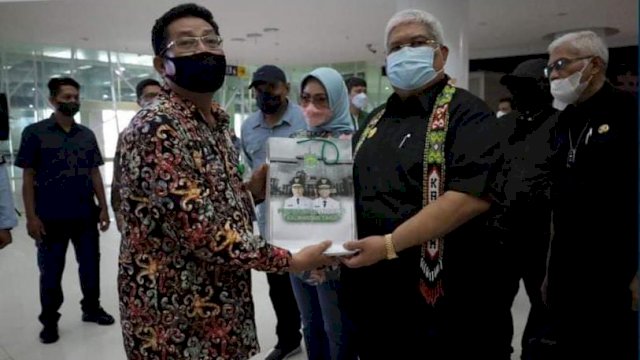 Gubernur Sulawesi Tenggara H Ali Mazi Saat Tiba di Bandar Udara Sepinggan Balikpapan.(Istimewa)