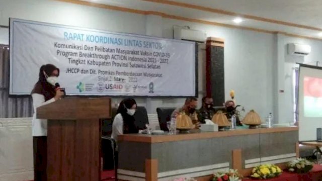 Kepala Dinas Kesehatan Kabupaten Sinjai dr. Emmy Kartahara Malik, membuka Rapat Koordinasi Lintas Sektor bersama Direktorat Promosi Kesehatan (Promkes) dan Pemberdayaan Masyarakat Kementerian Kesehatan RI bekerjasama dengan Johns Hopkins Center for Communication Program(JHCCP), Rabu (02/03/2022). (Istimewa)