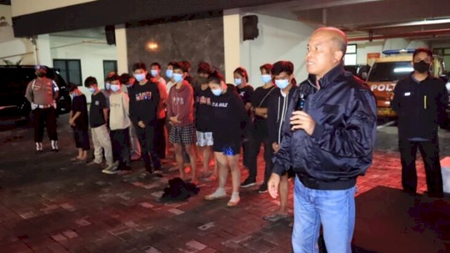 Kapolres Metro Bekasi Kota Kombes Pol Hengki, di hadapan orang tua menyerahkan anak-anaknya kembali saat terjaring kasus tawuran, Minggu (13/03/2022). (Istimewa)