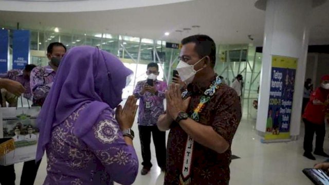 Gubernur Kepulauan Riau (Kepri) Ansar Ahmad , saat riba di Bandara Internasional Sultan Aji Muhammad Sulaiman Sepinggan Kota Balikpapan, Minggu (13/03/2022). (Istimewa)