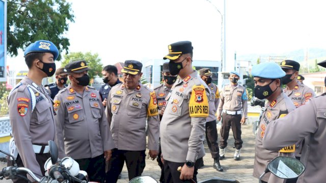 Pelaksanaan apel Personil Polres Soppeng dipusatkan dihalaman Mesjid Agung Darussalam Watansoppeng, Senin (14/03/2022). (Foto : Yusuf/Republiknews.co.id).