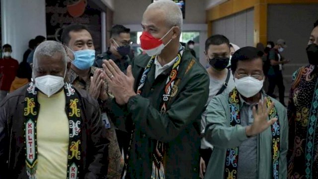 Gubernur Jawa Tengah Ganjar Pranowo, disambut langsung para Pimpinan OPD di Lingkup Pemprov Kaltim, saat riba di Bandara Internasional Sultan Aji Muhammad Sulaiman Sepinggan Kota Balikpapan, Ahad (13/03/2022). (Istimewa)