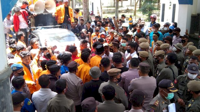Aksi demonstrasi mahasiswa di depan kantor Gubernur Sultra menuntut pencabutan IUP perusahaan pertambangan di Pulau Wawonii, Senin (14/03/2022). Foto: Alwin