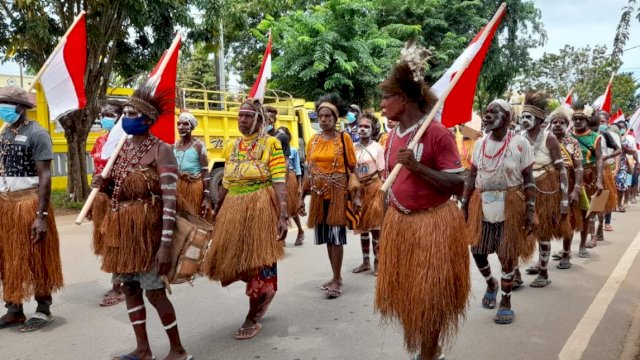 Long march perserta aksi damai&nbsp;&nbsp; Solidaritas Masyarakat Wilayah Adat Animha di kota Merauke Provinsi Papua. (Foto: Hendrik Resi/Republiknews.co.id)
