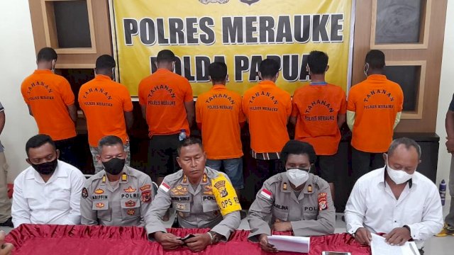 Kapolres Merauke AKBP Untung Sangaji, beserta jajarannya menggelar Konferensi Pers, Senin (14/03/2022). (Foto: Hendrik/Republiknews.co.id)