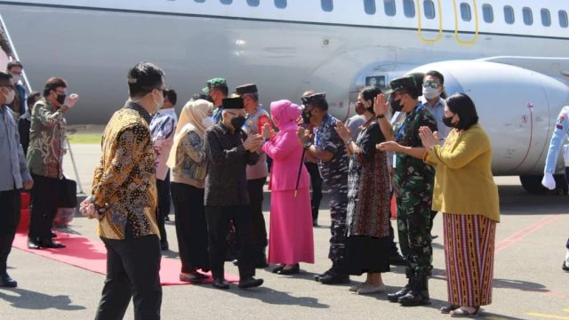 Wakil Presiden RI Ma'ruf Amin didampingi Wury Ma&rsquo;ruf Amin, saat tiba di Bandar Udara Internasional Labuan Bajo, NTT, Senin (14/03/2022). (Istimewa)