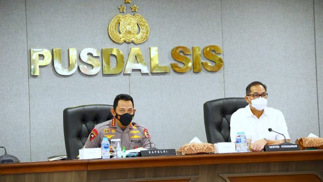 Kapolri Jenderal Listyo Sigit Prabowo dan Menteri Perdagangan RI Muhammad Lutfi, di PUSDALSIS, Senin (14/03/2022). (Istimewa)