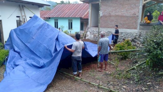 Kpps, BPD dan warga sementara buat TPS di Dusun Mattoanging, Desa Songing, Kabupaten Sinjai dari hasil patungan. (Ist)