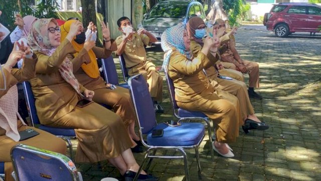 Sejumlah pegawai dinas kearsipan dan perpustakaan Bulukumba belajar bahasa isyarat, Senin (14/03/2022). (Ist)