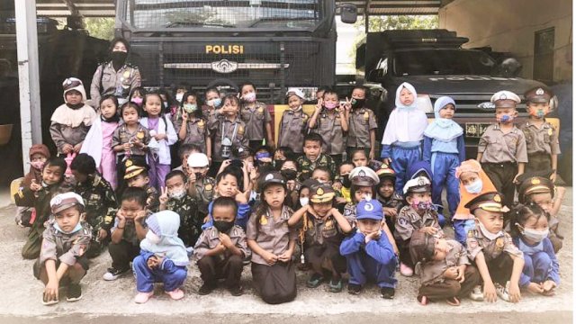 Program Polisi Sahabat Anak mengedukasi anak usia dini tentang Rambu-ranbu Lalulintas, kegiatan ini berlangsung di Ditlantas Polda Banten, Senin (14/03/2022). (Istimewa)