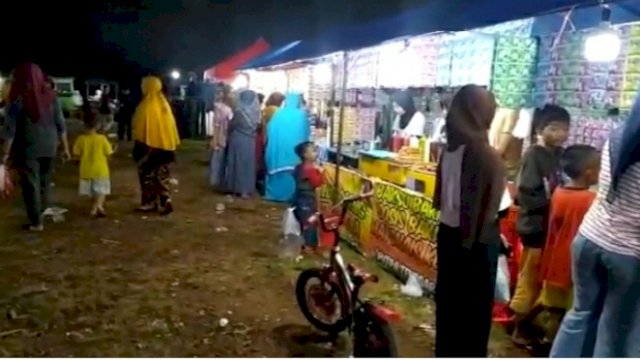 Pedagang Kaki Lima yang berjualan di Pasar Malam di Lapangan Soeharto, Kecamatan Kelara, Kabupaten Jeneponto. (Istimewa)