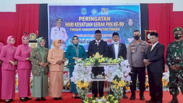 Bupati Buteng H. Samahuddin, SE (tengah) saat menghadiri puncak peringatan HKG PKK ke-50 tingkat kabupaten, Senin (14/03/2022)