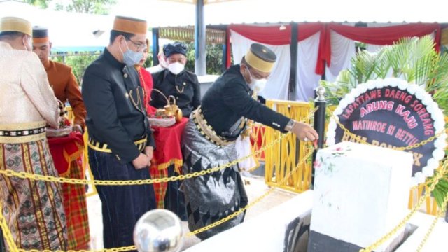 Bupati Bone, Andi Fashar Padjalangi bersama Wabup Bulukumba, Andi Edy Manaf siarah ke makam Raja Bone ke-9 di desa Sampang, kecamatan Gantarang, kabupaten Bulukumba, Selasa (15/03/2022). (Ist)