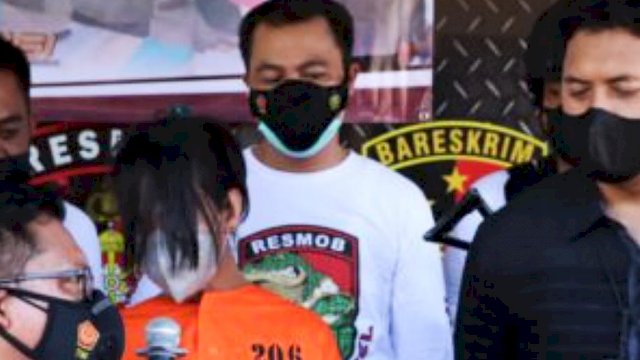 Kapolresta Denpasar AKBP Bambang YP Saat Melakukan Jumpa Per Penangkapan Pelaku Begal Payudara, Senin (15/3/2022). 