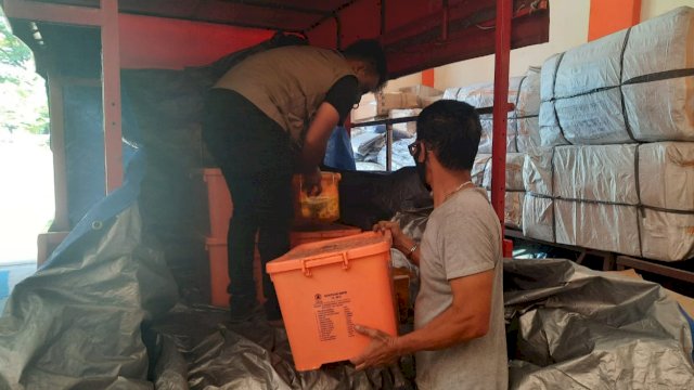 Petugas BPBD Sulsel mempersiapkan bantuan untuk korban banjir di Kabupaten Luwu, Selasa (15/03/2022). (Istimewa)