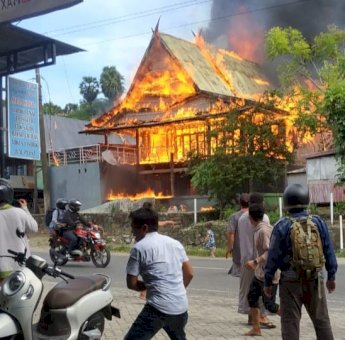 Breaking News : Tiga Rumah di Jeneponto Hangus Terbakar