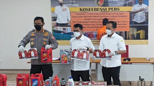 Press Confrence produksi oli palsu dipaparkan Kabag Penum Div Humas Polri Kombes pol Gatot Repli Handoko selasa (15/3/2022). (Istimewa)