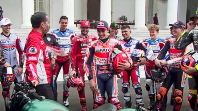 Presiden Jokowi berbincang dengan beberapa pembalap MotoGP di Istana Negara, Rabu (16/03/2022). (Ist)