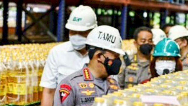 Kapolri Jenderal Listyo Sigit Prabowo dan Menteri Perdagangan Muhammad Luthfi, saat meninjau Pabrik Minyak Goreng di Cilincing, Jakarta Utara, Selasa (15/03/2022). (Foto: Istimewa)