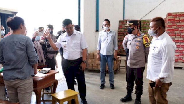 Wakil Bupati Bulukumba, Andi Edy Manaf bersama Kapolres Bulukumba AKBP Suryono Ridho Murtedjo bersama jajaran melakukan sidak ke gudang distributor minyak goreng, Rabu (16/03/2022). (Ist)