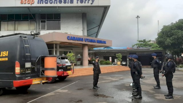 Tim Penjinak Bom Sat Brimob Polda Banten saat Briefing di Dermaga Eksektuif Pelabuhan Merak, Banten, Selasa (15/03/2022). (Istimewa)