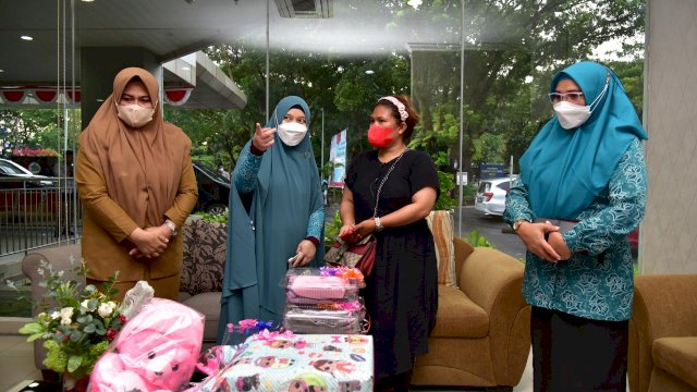 Ketua PKK Sulsel Naoemi Octarina, berbincang dengan keluarga korban bayi korban pelecehan seksual asal Jeneponto di RS Unhas, Selasa (15/03/2022). (Istimewa)