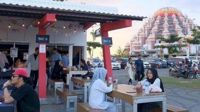 Sejumlah pengunjung bersantai di Kawasan Lego-lego, Center Point of Indonesia, Makassar belum lama ini. (Foto: Istimewa)