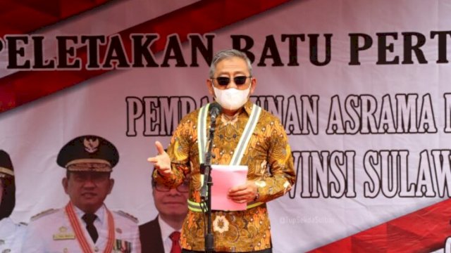 Gubernur Sulawesi Barat Ali Baal Masdar, memberikan sambutan saat acara peletakan batu pertama pembangunan Asrama Mahasiswa Sulbar di Jakarta, Selasa (15/03/2022). (Istimewa)