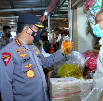 Pastikan Stok Minyak Goreng Tersedia, Kapolri Kunjungi Pasar Tradisional
