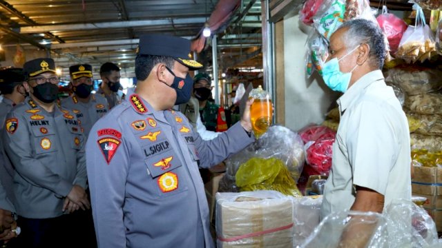 Kapolri Berbincang dengan Pedagang di Pasar Tradisional Bantar Gebang Bekasi, Jawa Barat, Pastikan Stok Minyak Goreng Yersedia untuk Warga, Rabu (16/3/2022). (Istimewa)