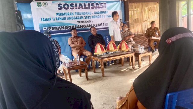 Anggota DPRD Kabupaten Sidrap Naharudin Sadike, saat menggelar sosialisasi Peraturan Perundang-undangan tahap II Tahun Anggaran 2022 nomor 3 tahun 2019 tentang penanggulangan Kemiskinan di Desa Sipodeceng, Selasa (15/03/2022). (Istimewa)
