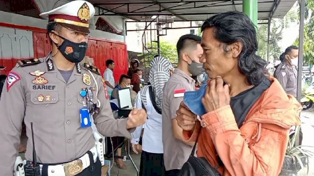 Kanit Regiden Samsat Kabupaten Sidrap Iptu Sariefuddin berbincang dengan salah satu pengguna jalan yang terjaring Razia, Rabu (16/3/2022). (Istimewa)