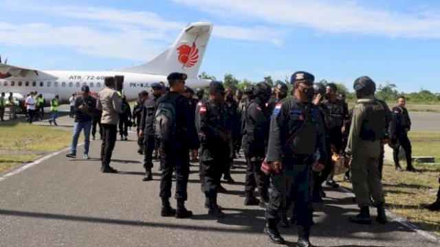 Pasukan Brimob Polda Papua saat tiba di Bandara Nop Goliat, Kota Dekai, Yahukimo. (Foto: Istimewa)