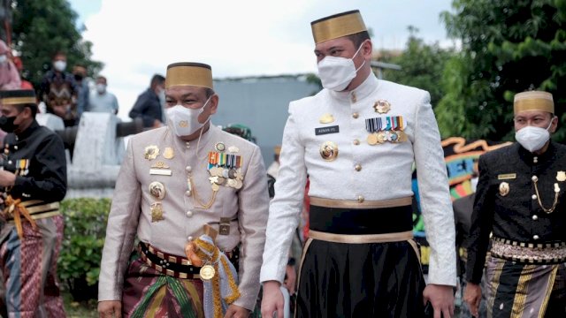 Bupati Gowa, Adnan Purichta Ichsan saat menyambut Bupati Bone, Andi Fahsar Padjalangi yang melakukan ziarah Makam Raja Bone Ke-XV Arung Palakka di Kecamatan Somba Opu, Rabu (16/3/2022). (Foto: Istimewa)