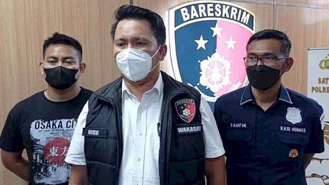 Wakasat Reskrim Polres Metro Jakarta Barat, Kompol Niko Purba saat menjelaskan kasus tawuran dengan korban meninggal, Rabu (16/3/2022). (Foto: Istimewa)