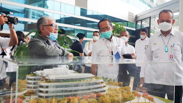 Dirjen Perumahan Kementerian PUPR, Iwan Suprijanto bersama perwakilan Sinarmas Land mengamati maket BSD City dalam kunjungan kerjanya di Tangerang Selatan, Rabu (16/3/2022). (Foto: Istimewa)