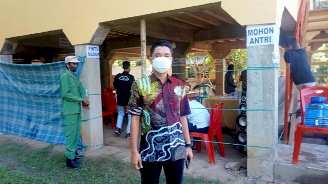 Anggota DPRD Kabupaten Sinjai, Muhammad Wahyu saat memantau Pemilihan Kepala Desa di Desa Saukang, Kamis (17/03/2022). (Asrianto/Republiknews.co.id)