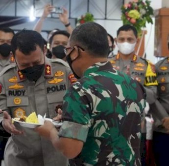 Ulang Tahun Ke 54, Kapolda Banten Diberi Kejutan Danrem 064