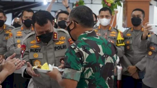 Kapolda Banten, Irjen Pol Rudy Heriyanto mendapat kejutan dari Danrem 064 di ulang tahun ke-54. (Ist)
