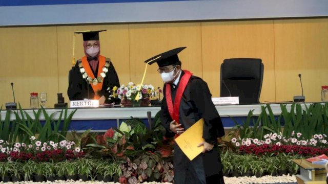 Menteri Pertanian RI Syahrul Yasin Limpo saat menerima gelar Profesor Kehormatan dari Rektor Unhas Dwia Aries Tina Pulubuhu di Aula Universitas Hasanuddin Makassar, Kamis (17/03/2022). (Ist)
