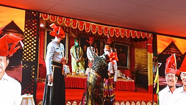 Bupati Gowa Adnan Purichta Ichsan bersama Menteri Pertanian RI Syahrul Yasin Limpo saat menyematkan simbol pemberian gelar nama adat kepada Menteri Menko PMK Muhadjir Effendy di Balla Lompoa Kabupaten Gowa, Kamis (17/3/2022). (Chaerani/Republiknews.co.id)