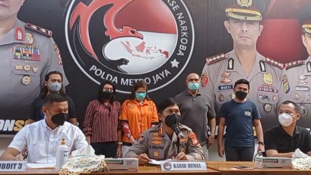 Press confrence DJ Chantal Dewi di Polda Metro Jaya Kamis (17/3/2022). (Foto: Wahyu Widodo/Republiknews.co.id)