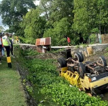 Truk Kuning di Selayar Terguling di Empang, Tak Ada Korban Jiwa