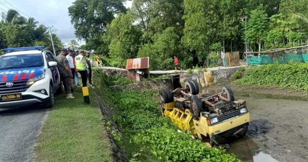 Truk Kuning di Selayar Terguling di Empang, Tak Ada Korban Jiwa