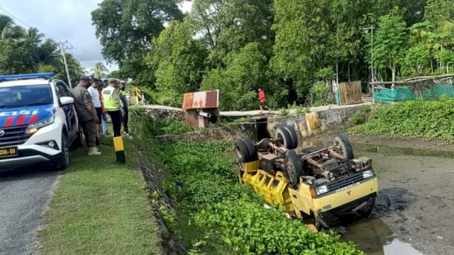 Kecelakaan Tunggal di Jalan Poros Bandara H. Aroepala Kelurahan Bontobangun Kecamatan Bontoharu. Sebuah Truk Terguling ke Empang, Kamis (17/3/2022)