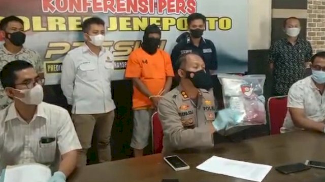 Kapolres Jeneponto AKBP Yudha Kesit Dwi Yanto saat pimpin konferensi pers di aula Mapolres Jeneponto, Kamis (17/3/2022)