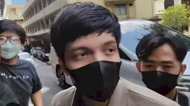 Youtuber Atta Halilintar lega setelah mengembalikan Tas Dior hadiah ulang tahun dari Doni Salmanan ke Bareskrim Polri, Kamis (17/03/2022). (Istimewa)